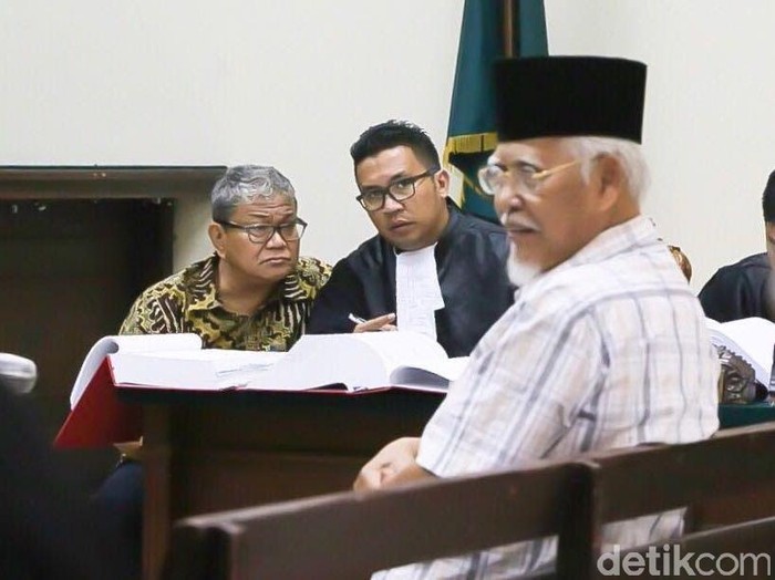 Eks Bupati Gresik Bersaksi Kasus Korupsi Retribusi PT Smelting