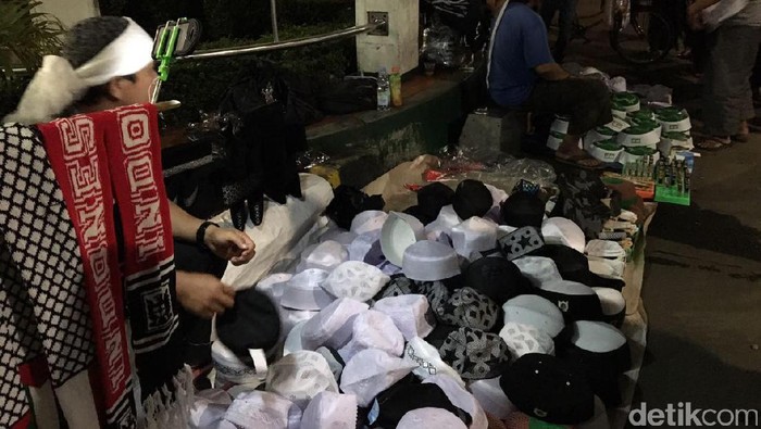 Pedagang Atribut Raup Rezeki di Malam Persiapan Aksi 112