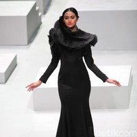 Busana Terbaru Barli Asmara di Indonesia Fashion Week 2017. Jakarta Convention Center. Senayan. Jakarta. [Foto: Mohammad Abduh/Wolipop]
