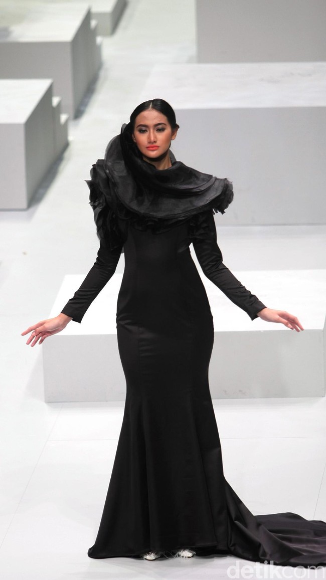 Busana Terbaru Barli Asmara di Indonesia Fashion Week 2017. Jakarta Convention Center. Senayan. Jakarta. [Foto: Mohammad Abduh/Wolipop]