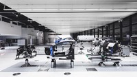 Chiron juga tersedia dalam delapan pilihan warna Alcantara untuk jok, 30 pilihan jahitan yang berbeda, 18 jenis karpet dan 11 warna sabuk pengaman.