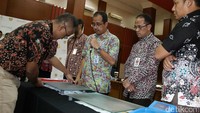 Petugas Bea Cukai mengetahui bahwa 36 KTP itu palsu berdasarkan chip yang ada pada KTP-KTP itu. Bea Cukai juga telah melakukan verifikasi data identitas yang tertulis di 36 KTP tersebut dengan data base induk nasional.