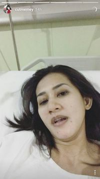 Cut Memey Bersyukur Operasi Tumor Payudaranya Lancar