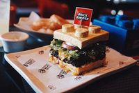 Yummy! Ada Burger dengan Warna Warni Cerah Seperti Lego!