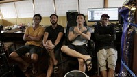 Menurut band yang telah berkarier selama 17 tahun itu ide rekaman tersebut muncul untuk mengganti suasana dan mood agar tak jenuh. Hanif Hawari/detikHOT