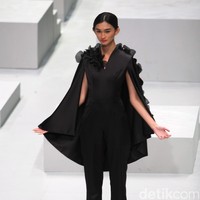 Busana Terbaru Barli Asmara di Indonesia Fashion Week 2017. Jakarta Convention Center. Senayan. Jakarta. [Foto: Mohammad Abduh/Wolipop]