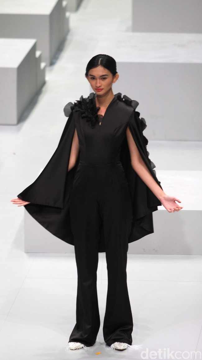 Busana Terbaru Barli Asmara di Indonesia Fashion Week 2017. Jakarta Convention Center. Senayan. Jakarta. [Foto: Mohammad Abduh/Wolipop]