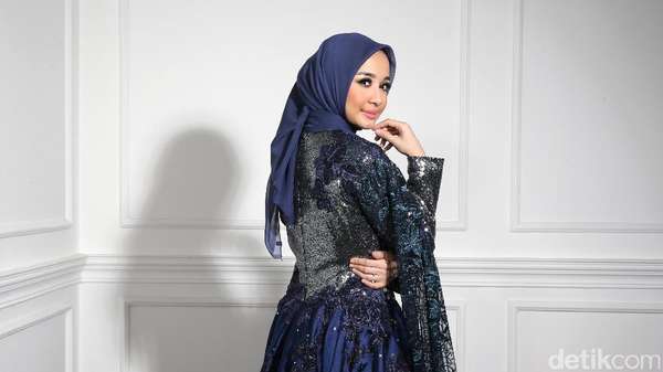 Intip Gaya Laudya Cynthia Bella saat Pemotretan Celeb of The Month Intip Gaya Laudya Cynthia Bella saat Pemotretan Celeb of The Month