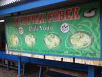 Ketoprak Pak Yono: Sedapnya Ketoprak Berbumbu Kacang Halus dengan Topping Telur