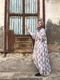 Foto Gaya Hijab Syari Dewi Sandra Selama Umrah