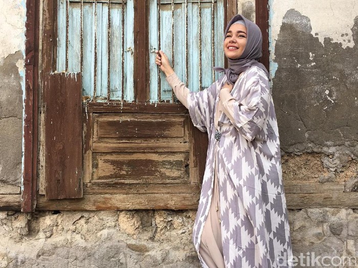 Foto Gaya Hijab Syari Dewi Sandra Selama Umrah