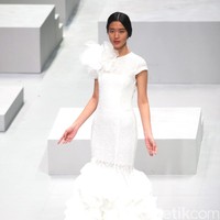 Busana Terbaru Barli Asmara di Indonesia Fashion Week 2017. Jakarta Convention Center. Senayan. Jakarta. [Foto: Mohammad Abduh/Wolipop]