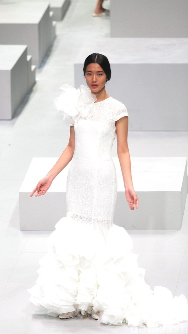 Busana Terbaru Barli Asmara di Indonesia Fashion Week 2017. Jakarta Convention Center. Senayan. Jakarta. [Foto: Mohammad Abduh/Wolipop]
