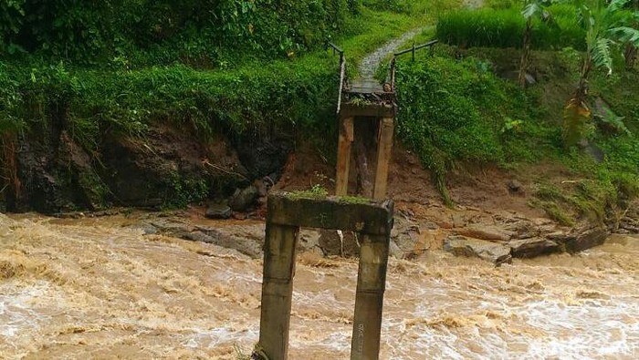 Banjir di Lebak Tewaskan 1 Orang dan Rusak Jembatan