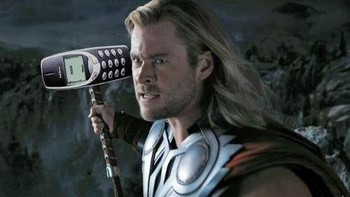 Kalau di meme ini, Nokia 3310 jadi palu kebanggaan Thor. Foto: Istimewa