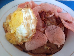 Ketoprak Pak Yono: Sedapnya Ketoprak Berbumbu Kacang Halus dengan Topping Telur