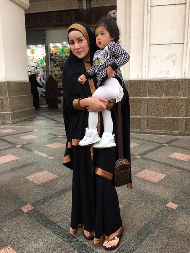 Foto: Pesona Olla Ramlan dengan Ragam Gaya Hijab Saat Umrah
