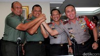 Panglima TNI Jenderal Gatot Nurmantyo (kedua kiri), Pangdam Jaya Mayjen TNI Teddy Lhaksmana, Kapolri Jenderal Tito Kanarvian dan Kapolda Metro Jaya Irjen Pol M Iriawan salam komandom usai jumpa pers di Polda Metro Jaya, Jakarta Selatan, Jumat (10/2/2017).