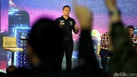 Debat dimulai dengan pemaparan visi-misi dari calon nomor urut 1, Agus Yudhoyono. Agus langsung memaparkan potret buram Jakarta. Dia lalu memaparkan fakta dan data. Di antaranya adalah gizi buruk di Jakarta yang peringkat 5 terbawah yang posisinya ada di bawah Papua Barat. Dia juga menyebut angka kekerasan terhadap perempuan tertinggi di Indonesia.