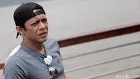 Gaya kasual Ariel dengan topi dan kacamata hitam. Hanif Hawari/detikHOT