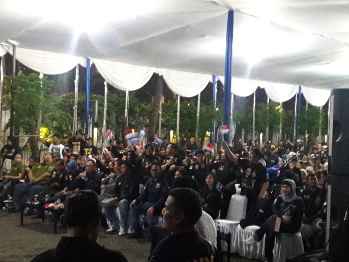 Pendukung Agus-Sylvi Isi Jeda Debat dengan Joget Bersama Biduan