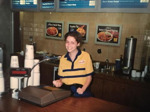 7 Seleb yang Pernah Bekerja di Restoran Cepat Saji Sebelum Terkenal