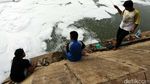 Menjala Ikan di Sungai Penuh Limbah