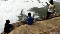 Tampak air sungai tersebut penuh dengan musa.