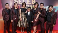 Dessy dan Raki bersama para personil Project Pop saat ditemui di kawasan Kebon Jeruk pada Kamis (9/2/2017) malam. Pool/Palevi S/detikFoto.