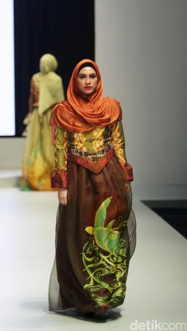 Koleksi Savitri di Indonesia Fashion Week 2017. Jakarta Convention Center. Senayan. Jakarta. [Foto: Mohammad Abduh/Wolipop]