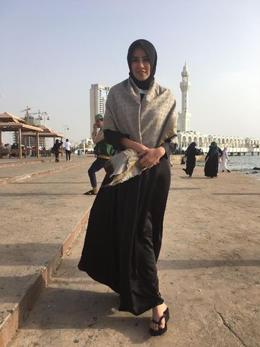 Foto: Pesona Olla Ramlan dengan Ragam Gaya Hijab Saat Umrah