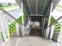 Menaiki tangga menuju halte tertinggi di Proyek Busway Layang Ciledug-Tendean
