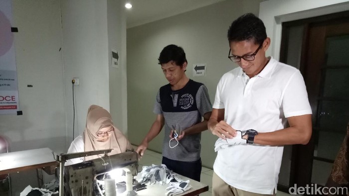 Pelatihan OK OCE, Sandiaga Puji Sarung Tangan Golf Buatan UMKM