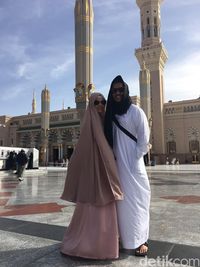 Foto: Gaya Hijab Syar'i Dewi Sandra Selama Umrah