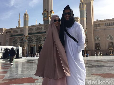 Baru Pulang ke Indonesia, Dewi Sandra Sudah Rindu Mekkah