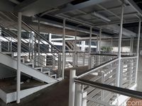 Menaiki tangga menuju halte tertinggi di Proyek Busway Layang Ciledug-Tendean