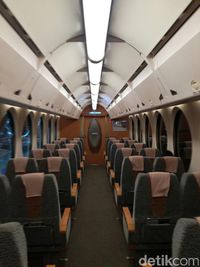 Menjajal Kereta 'Kepala Robot' dari Jepang