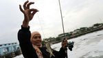Menjala Ikan di Sungai Penuh Limbah