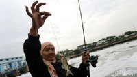 Seorang ibu ikut memancing.