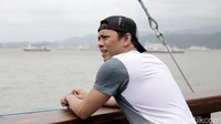 Ia tampak menikmati pemandangan dari atas kapal layar tersebut. Hanif Hawari/detikHOT