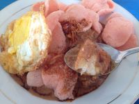Mie ketoprak dengan balutan bumbu gurih.