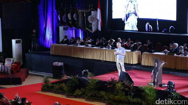 UGM Anugerahi Gelar Doktor Honoris Causa kepada Dua Peraih Nobel