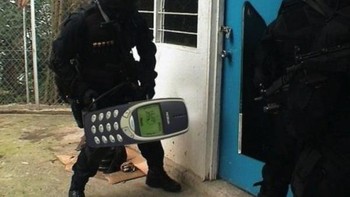 Bahkan pasukan khusus pun menggunakan Nokia 3310 untuk menjebol pintu dalam meme klasik ini. Foto: Istimewa