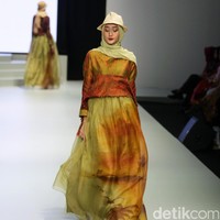 Koleksi Savitri di Indonesia Fashion Week 2017. Jakarta Convention Center. Senayan. Jakarta. [Foto: Mohammad Abduh/Wolipop]
