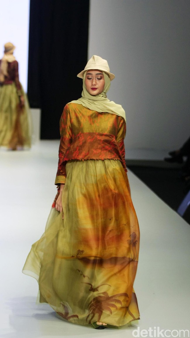 Koleksi Savitri di Indonesia Fashion Week 2017. Jakarta Convention Center. Senayan. Jakarta. [Foto: Mohammad Abduh/Wolipop]