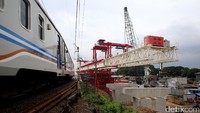 Pekerja menyelesaikan pembangunan rel kereta double double track (DDT) Manggarai - Cikarang di Kawasan Manggarai, Jakarta.