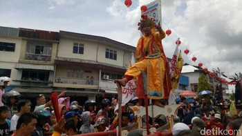 Kerukunan umat beragama di Singkawang dikenal terjalin harmonis. Rute parade Tatung salah satunya melewati sebuah masjid, sehingga parade selesai tepat sebelum pukul 12.00 siang, saat adzan dzuhur berkumandang. (detikINET/Adi Fida Rahman)