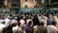 Salat tahajud dimulai sekitar pukul 02.20 WIB. Ustaz Adi Ahmad bertindak sebagai imam.
