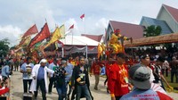 Arak-arakan pawai tatung ini sangat meriah. Tercatat ribuan orang turut serta dalam acara pawai Cap Go Meh di Singkawang ini (Fitraya/detikTravel)