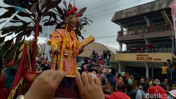 Saat kerasukan, para Tatung akan mempertontonkan atraksi ekstrem seperti menusuk bagian tertentu tubuhnya benda tajam seperti jarum. (detikINET/Adi Fida Rahman)